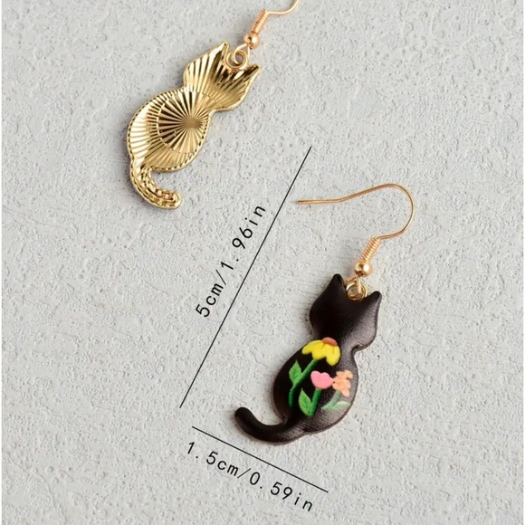 NEW| Women’s Cute Enamel Cat Design Dangle Earrings - Picture 4 of 4